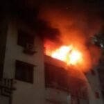 धनबाद : जोड़ा फाटक स्थित आशीर्वाद टावर में लगी भीषण आग, मची अफरा – तफरी