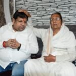 झरिया : किन्नर समाज के प्रदेश सचिव छम छम देवी से आशीर्वाद लेने पहुंचे मेयर प्रत्याशी अमित अग्रवाल