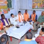 सिंदरी : भाजपा समर्थित महापौर प्रत्याशी संजिव अग्रवाल का डोर-टू-डोर जनसंपर्क अभियान