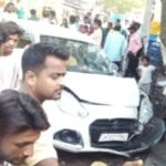 झरिया : शराब के नशे में धुत कार चालक ने विपरीत दिशा में जाकर दो सब्जी विक्रेताओं को मारा टक्कर, एक गंभीर