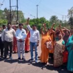 झरिया : बस्ती के प्रभावित लोगों ने तीन घंटे तक परिवहन कार्य रखा ठप्प, प्रबंधन के खिलाफ की नारेबाजी