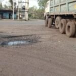 झरिया : चासनाला के के गेट स्थित झरिया सिंदरी मुख्य मार्ग की स्थिति जर्जर, राहगीरों की जान आफत में