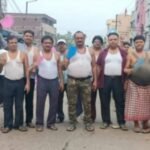 झरिया : बिजली की लचर व्यवस्था के खिलाफ व्यवसाइयों ने अर्द्य नग्न होकर विद्युत विभाग के खिलाफ किया प्रदर्शन