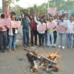 झरिया : कोयलांचल पत्रकार संघ के द्वारा स्वास्थ्य मंत्री डॉ. इरफान अंसारी का पुतला फूंका