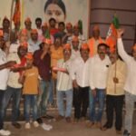 झरिया : तीन राज्यों में भाजपा की ऐतिहासिक जीत पर कार्यकर्ताओं ने एक दूसरे को मिठाई खिलाकर खुशी मनाया