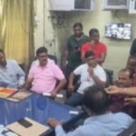 झरिया : भाटडीह के ग्रामीणों के साथ लोदना जी एम की वार्ता