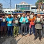 जामताड़ा : सत्यमेव जयते फाउंडेशन सचिव राजेंद्र शर्मा ने पम्पलेट बांट कर सरकार द्वारा संचालित विभिन्न योजनाओं की जानकारी दी