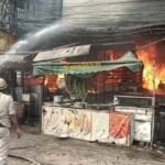 धनबाद : बैंक मोड़ के चौधरी स्वीट्स में लगी भीषण आग, बड़ा हादसा टला