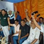 जामताड़ा : भारी बारिश में रेल कर्मचारियों का विशाल धरना, “रेलवे बचाओ-सीएलडब्ल्यू बचाओ” के लगे नारे, 30 हजार पदों की कटौती पर सरकार पर बरसे