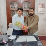 झरिया : विश्वकर्मा परियोजना के नए परियोजना पदाधिकारी बीके पांडे से युवा बेरोजगार मंच सचिव अभिषेक सिंह ने किया मुलाकात