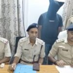 धनबाद : साइबर अपराधियों को बैंक खाते बेचने वाला आरोपी गिरफ्तार, कई एटीएम कार्ड और सिम बरामद