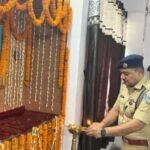 जामताड़ा : भगवान बिरसा मुंडा की पुण्यतिथि पर एसपी शंभु कुमार सिंह सहित सभी पुलिस पदाधिकारियों ने किया श्रद्धांजलि अर्पित