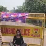झरिया : भाई के हत्यारों की गिरफ्तारी के लिए घनुडीह ओपी के बाहर धरने पर बैठी बहन