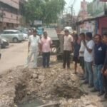 झरिया : दो महीने पहले खोदे गए गढ्ढे से नाराज झामुमो नगर अध्यक्ष फरीद मल्लिक ठीकेदार पर बिफरे