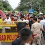 झरिया : सड़क दुर्घटना में मृत युवक का शव लेकर जोरापोखर थाना पहुंचे परिजन