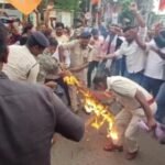 जामताड़ा : स्वास्थ्य मंत्री के खिलाफ भाजपा का प्रदर्शन, जामताड़ा में पुतला दहन
