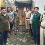झरिया : सुमीत पासी हत्याकांड : फरार 3 आरोपियों के घर जोरापोखर पुलिस ने किया इश्तिहार चस्पा