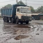 झरिया : झरिया – सिंदरी मुख्य मार्ग चासनाला के के गेट के पास सड़क पर गढ्ढा, बना जान लेवा