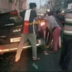 झरिया : नाली में गिरी अनियंत्रित कार, बाल – बाल बचें कार पर सवार फल कारोबारी समेत 5 लोग