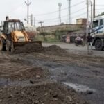 झरिया : चासनाला के के गेट स्थित गड्ढे की हुई  भराई, लोगो ने ली राहत की सांस