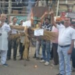 झरिया : दर्जनों घरों में हुए दरार से लोगों में आक्रोश, महाप्रबंधक एस के गायकवाड का किया पुतला दहन