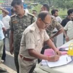 धनबाद : सड़क किनारे पेड़ के सहारे झूलता मिला युवक का शव