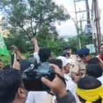 धनबाद : भाजपा कार्यालय के बाहर पुतला दहन को लेकर आमने-सामने हुए कांग्रेस और भाजपा कार्यकर्ता