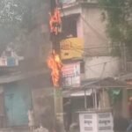 झरिया : डिगवाडीह बाजार में बिजली पोल में लगी भीषण आग, शॉर्ट सर्किट बना कारण