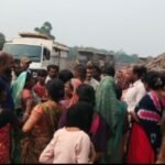 झरिया : ओबी डंपिंग से मुख्य सड़क बंद होने पर छाता धौड़ा में हंगामा, चार घंटे ठप रहा खनन कार्य