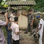 झरिया : पाथरडीह पुलिस ने ढोल नगाड़े के साथ इश्तेहार चस्पा किया
